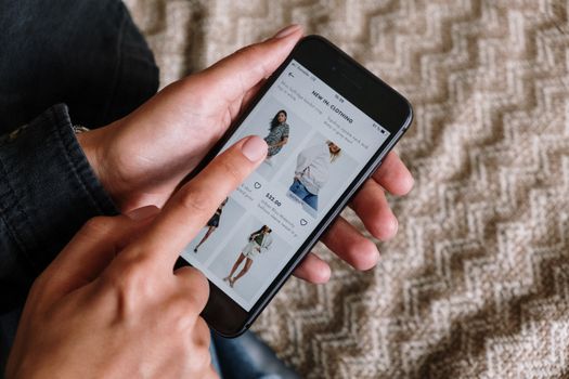 Person reading online reviews before buying a hydrogen bottle
