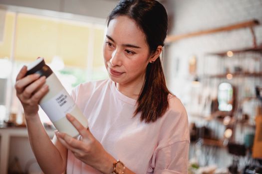 Person checking a hydrogen bottle's spec sheet before buying
